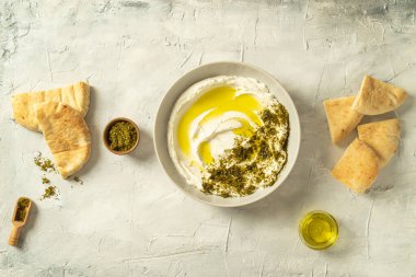 Popüler orta doğu iştah açıcı labirent veya labaneh, zeytinyağlı yumuşak beyaz keçi sütü peyniri, hyssop veya zaatar, gri masanın üzerinde pide ekmek ile servis edilir, deri yüzme.