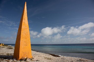 Karayip adası Bonaire 'deki Obelisk, 1800' lerde gemilere yerel deniz tuzunu almak için demirleyecekleri yeri işaret etmek için kullanılırdı. Köle kulübelerinin yanında..