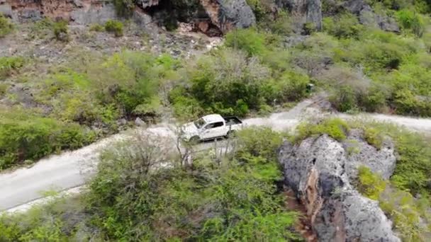 Pickup Truck Οδήγηση στο νησί της Καραϊβικής — Αρχείο Βίντεο
