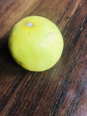 Tahta Masa Arkaplanında Doğal Sarı Limon Meyvesi. Tropik meyve. Düz Yat, Üst Görünüm