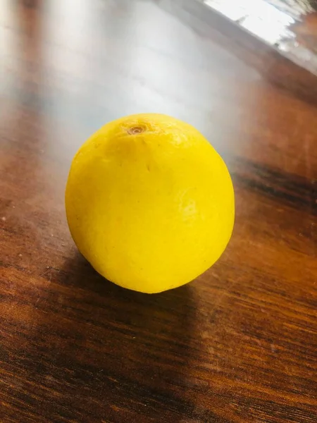 天然的黄色柠檬柑橘类水果在木制餐桌背景 热带水果 顶视图 — 图库照片