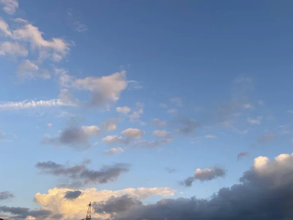 Фоне Ясного Голубого Неба Плывут Белые Облака Солнечным Светом — стоковое фото