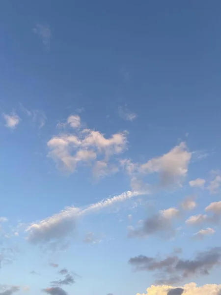 Фоне Ясного Голубого Неба Плывут Белые Облака Солнечным Светом — стоковое фото