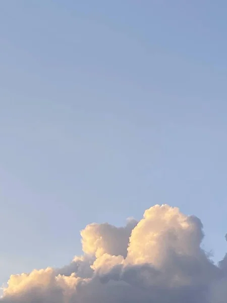 Viele Schöne Weiße Wolken Mit Sonnenlicht Schweben Klaren Blauen Himmel — Stockfoto