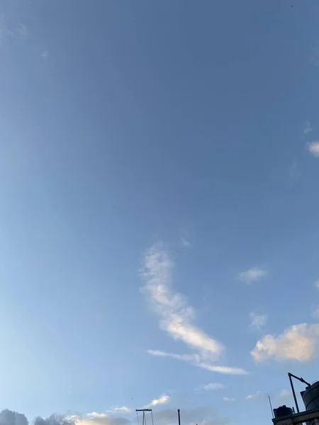 Många Vackra Vita Moln Med Solljus Flyter Clear Blue Sky — Stockfoto