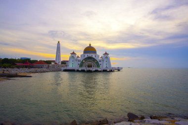 Günbatımında Malacca Boğazı Camii 'nin görkemli manzarası.