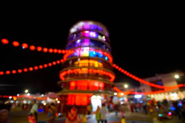 Çin Yeni Yılı kutlamaları sırasında kırmızı fenerlerle süslenmiş Teluk Intan veya Menara Condong 'un eğik kulesinin bulanık görüntüsü.