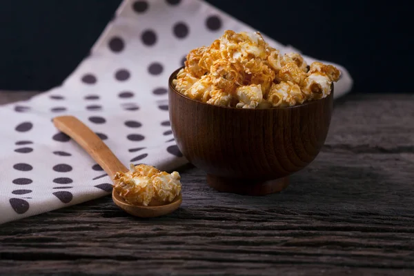 Karmel Popcorn Misce Drewniane Tło — Zdjęcie stockowe