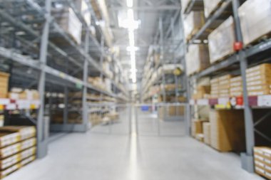 Zeminden tavana kadar büyük kutularca ürünün bulunduğu bulanık bir toptancı. Odaklanamayan endüstriyel dağıtım deposu..