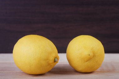 Ahşap ve mavi arka planda taze limon meyvesi
