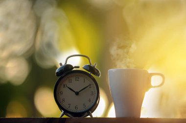Sabahları siyah çalar saat ve bir fincan kahve.