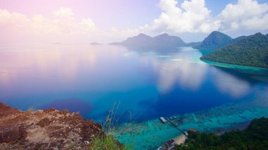 Sipadan Adası yakınlarındaki Bohey Dulang adasının havadan görünüşü, Sabah Borneo, Malezya