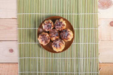 Tahta arka planda çikolatalı krema.