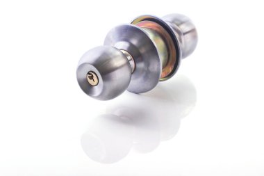 Paslanmaz çelik yuvarlak top kapı tokmağı bileşenleri, çilingir konsepti olarak beyaz arka plan izole.