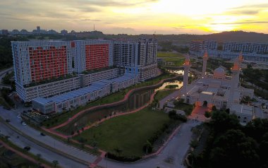 Gün batımında Güzel Cami 'nin hava manzarası