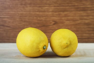 Ahşap ve mavi arka planda taze limon meyvesi