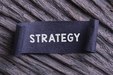 STRATEGY kelime tahtadan arka planda Kara kağıt üzerine yazılmış. Pas ve Grany Etkisi