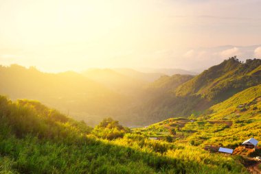 Yaz günbatımında dağların muhteşem manzarası