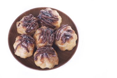 Beyaz arka planda izole edilmiş çikolatalı pasta.