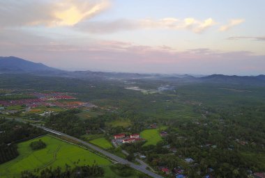 Baling Dağı 'nın hava görüntüsü, güneş doğmadan önce dolgu alanı görünümü