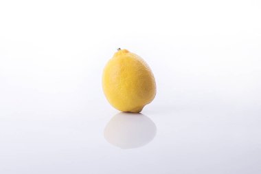 Beyaz arkaplanda izole edilmiş taze limon meyvesi