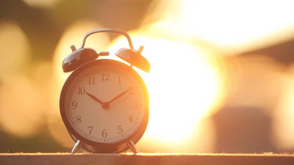 Black Retro Uhr Und Morgensonne Mit Hellem Und Grellem Tageslicht — Stockfoto