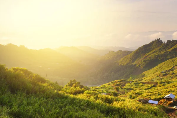 夏天五彩缤纷的夕阳西下 山水秀丽 — 图库照片