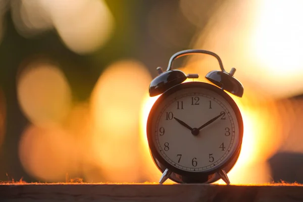 Black Retro Uhr Und Morgensonne Mit Hellem Und Grellem Tageslicht — Stockfoto