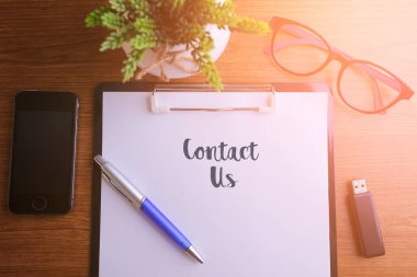 İş konsepti - Üst görünüm not defteri ile Kişi Bize