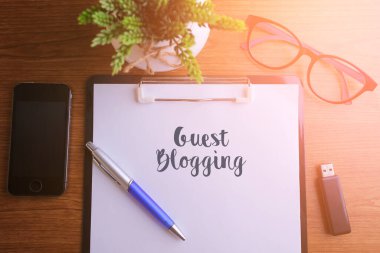 İş konsepti - Üst görünüm not defteri yazma Misafirler için blog yazma