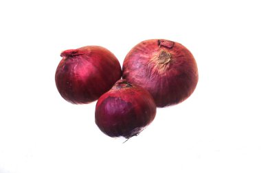 Beyaz arkaplanda kırmızı soğan izole edildi