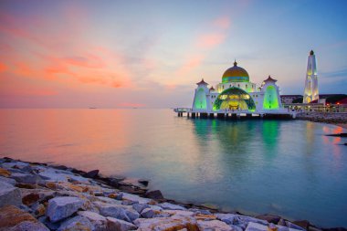 Günbatımında Malacca Boğazı Camii 'nin görkemli manzarası.