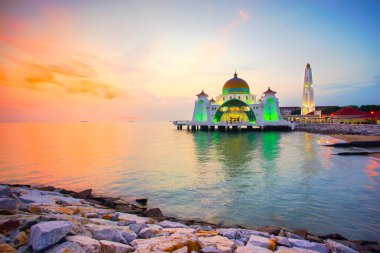 Günbatımında Malacca Boğazı Camii 'nin görkemli manzarası.