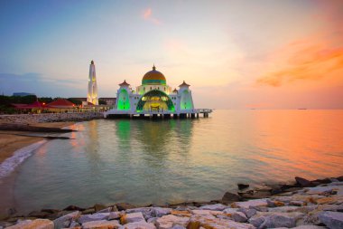 Günbatımında Malacca Boğazı Camii 'nin görkemli manzarası.