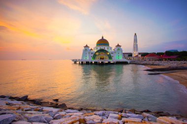 Günbatımında Malacca Boğazı Camii 'nin görkemli manzarası.
