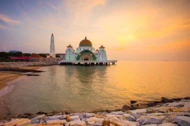Günbatımında Malacca Boğazı Camii 'nin görkemli manzarası.
