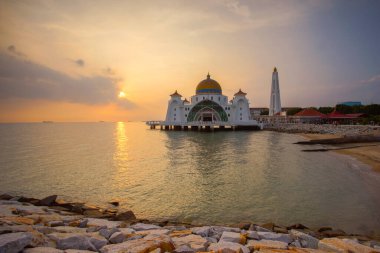 Günbatımında Malacca Boğazı Camii 'nin görkemli manzarası.