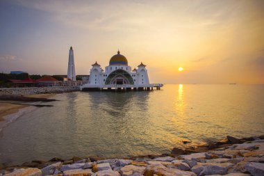 Günbatımında Malacca Boğazı Camii 'nin görkemli manzarası.
