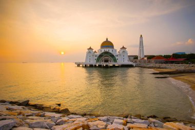 Günbatımında Malacca Boğazı Camii 'nin görkemli manzarası.