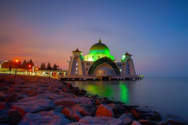 Günbatımında Malacca Boğazı Camii 'nin görkemli manzarası.