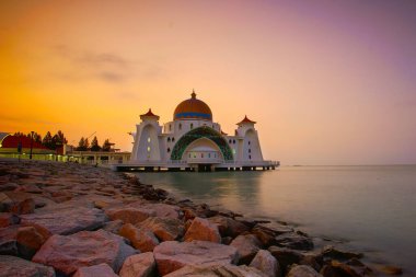 Günbatımında Malacca Boğazı Camii 'nin görkemli manzarası.