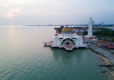 Gün batımında Malacca Boğazı Camii Arial görünümü.