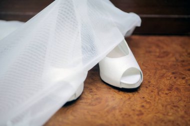 Gelin için güzel beyaz düğün ayakkabıları