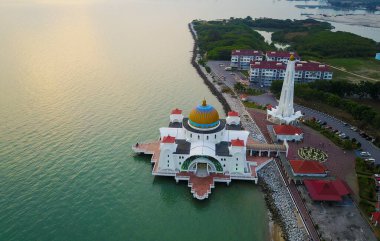 Gün batımında Malacca Boğazı Camii Arial görünümü.