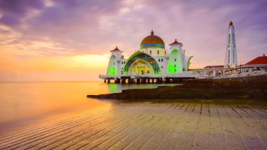Günbatımında Malacca Boğazı Camii 'nin görkemli manzarası.