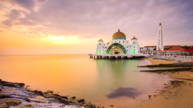 Günbatımında Malacca Boğazı Camii 'nin görkemli manzarası.