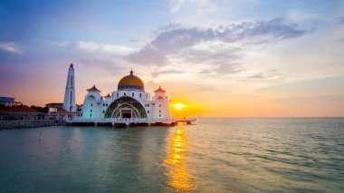 Günbatımında Malacca Boğazı Camii 'nin görkemli manzarası.