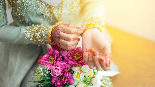 Χαριτωμένη Πόζες Των Κοριτσιών Χέρι Φορώντας Χρυσά Βραχιόλια Όμορφο Λουλούδι — Φωτογραφία Αρχείου