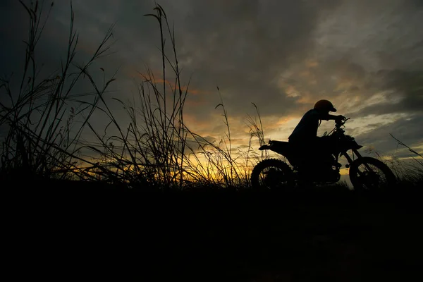 Sylwetka Mężczyzny Jeżdżącego Motocyklu Podczas Zachodu Słońca — Zdjęcie stockowe