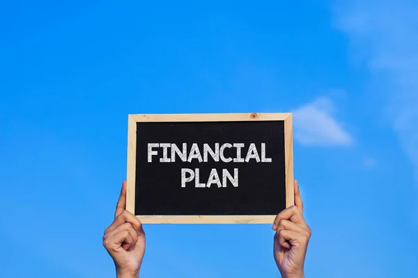 Financial Plan 青い空を背景に小さな黒板を持つ男 — ストック写真